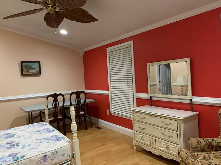 Spacious Master Bedroom With Private Full Bath - Germantown, MD