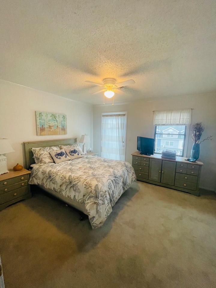 La camera da letto principale. Due comodini, una cassettiera e un armadio! La porta del patio/balcone del 3 ° piano è sulla destra. Bagno principale sulla sinistra. 