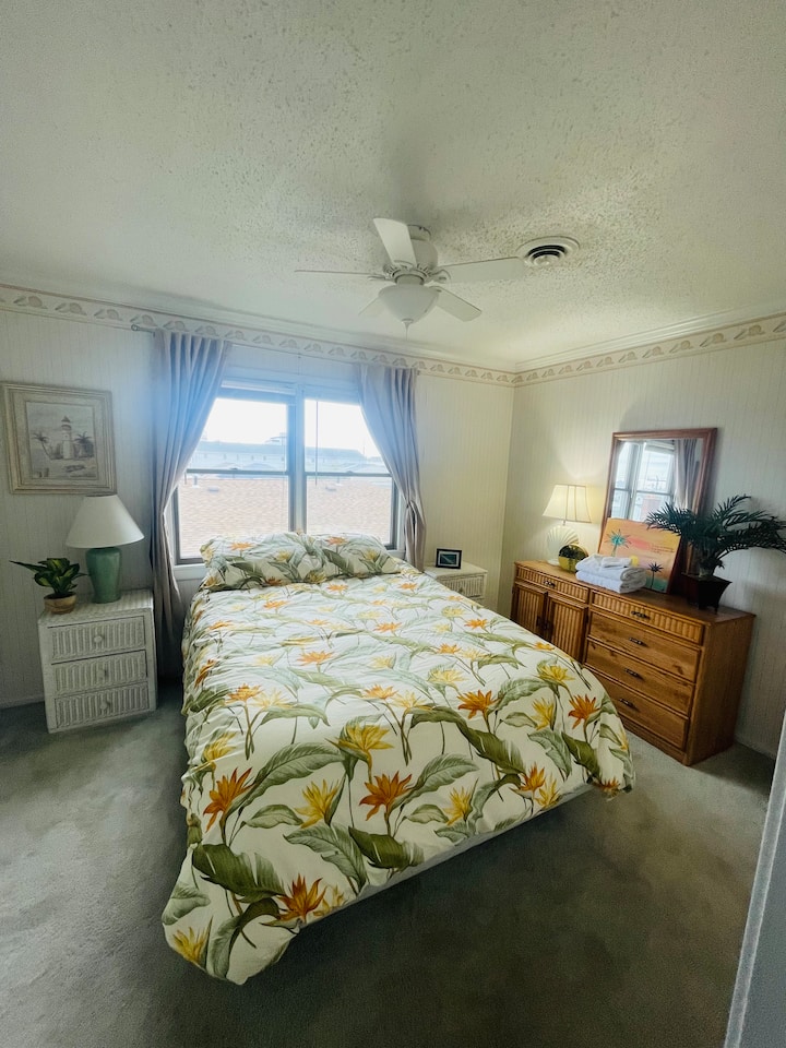 La camera degli ospiti. 2 comodini, una cassettiera con specchio e un armadio (non in foto) sono disponibili per la conservazione!