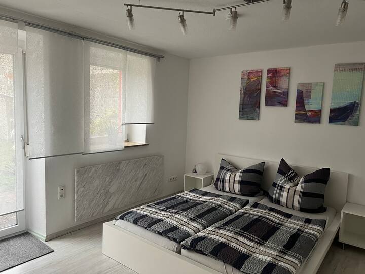 Im Schlafzimmer steht ein Doppelbett 1,60 mal 2,00 m zur Verfügung.
Im Zimmer ist noch genügend Platz für ein Reisebett. 