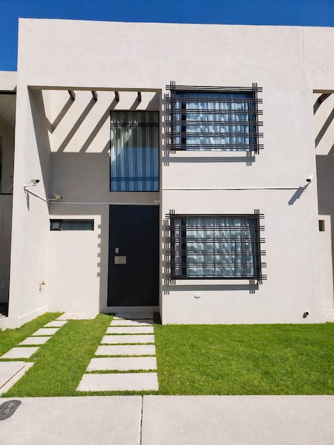 New House for up to 8 People We Issue Invoices