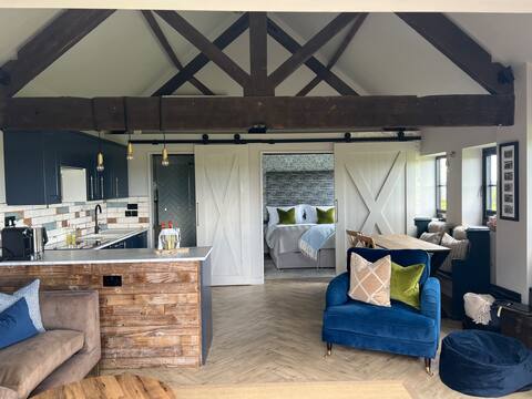 The Old Tractor Shed Luxury Private Hot Tub & View