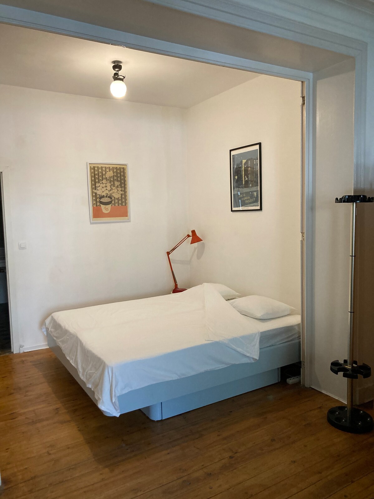 Un dormitorio con una cama doble para dos personas de 180/200