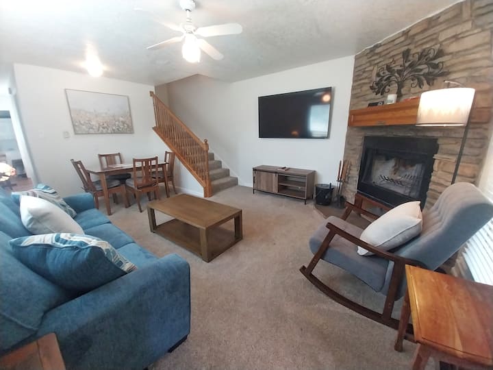 Valley Condo 101 - Creekside - End Unit - Wi-fi - - Red River, NM