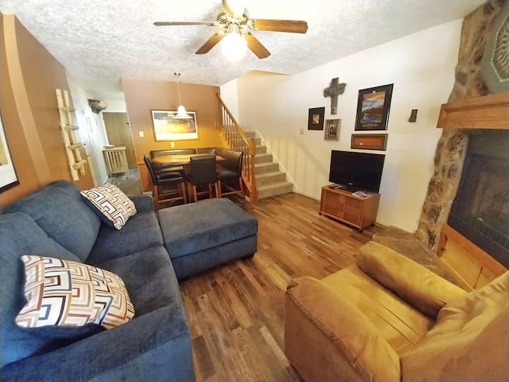 Valley Condo 106 - Creekside - Wi-fi - Hot Tub - - Red River