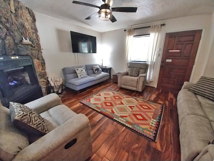 Valley Condo 117 - Creekside - Wi-fi - Hot Tub - - Red River, NM