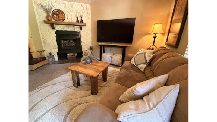 Valley Condo 112 - Creekside - Wi-fi - Hot Tub - Fireplace - Washer/dryer - Play - Red River, NM
