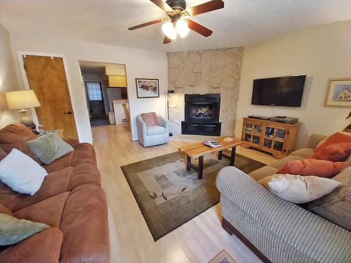 Valley Condo 126 - Creekside - Wi-fi - Hot Tub - - Red River