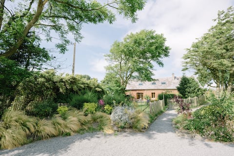 House between land and sea near Étretat