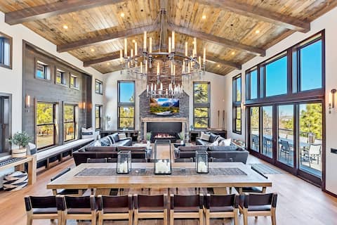 Luxury! Theater! HOT TUB! Pool Table! Snowplay!