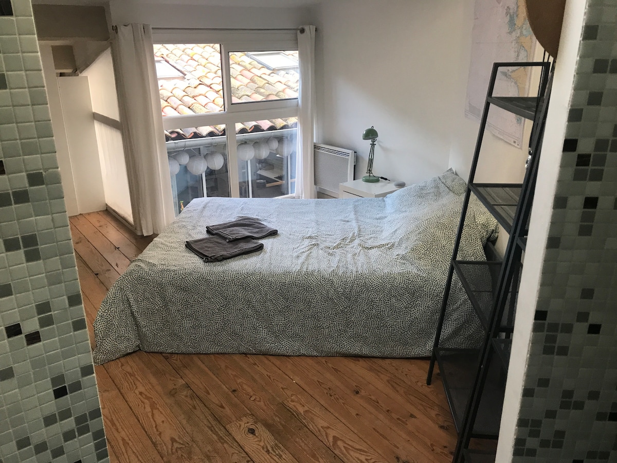 מיטה 140 ס"מ עם שירותים צמודים.