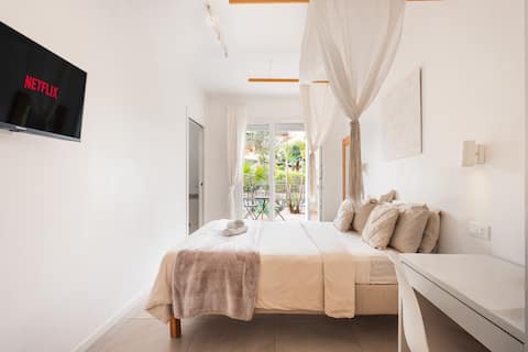 Private Room with Garden – Near Venice