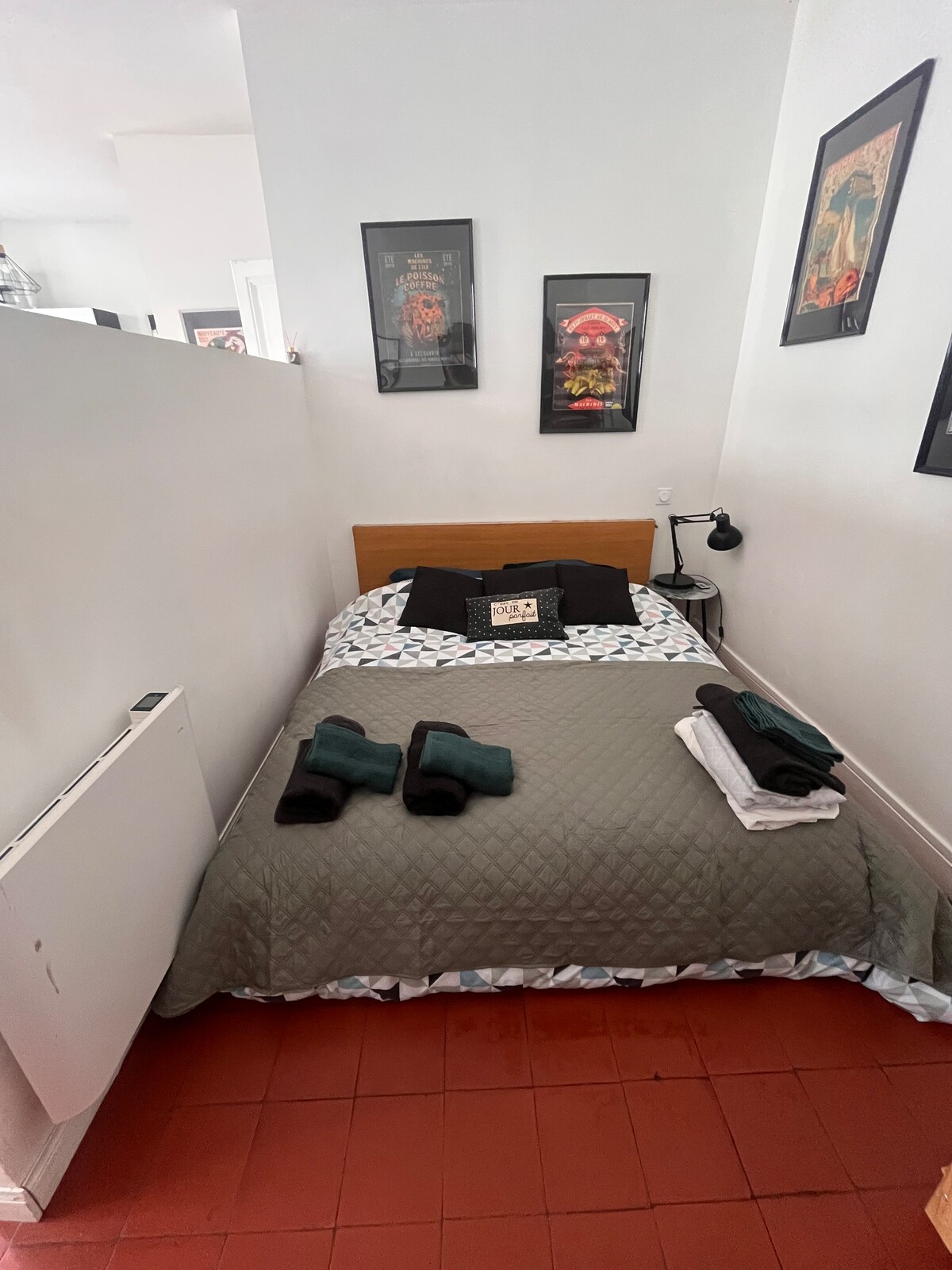 posteľ 160 , lieta Ikea 2 matrace po 80 .
k dispozícii sú uteráky . Posteľná bielizeň a posteľná prikrývka . 