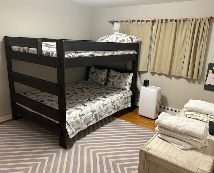 سرير بطابقين بحجم كوين لينام الجميع بشكل مريح!  تحتوي هذه الغرفة أيضًا على خزانة ملابس كبيرة وخزانتين ورف كتب مليء بكتب الأطفال! 