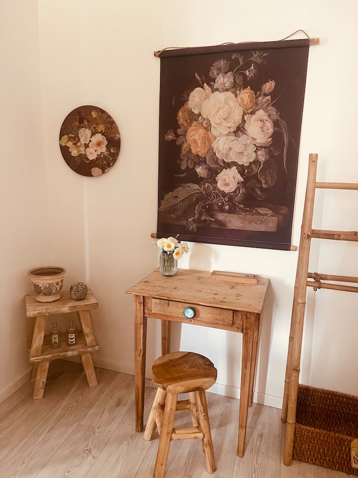 Chambre palière Chambre palière avec un convertible . Vous êtes obligés de passer par cette chambre ( palière ) pour aller dans l’autre chambre . Un paravent est à votre disposition pour isoler le coin nuit.