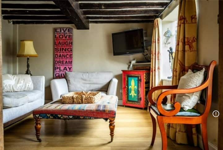 Cosy Ripley Cottage, Large Enclosed Garden - Woking
