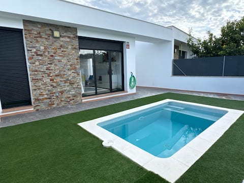 Top performing Airbnb: House with a pool and barbecue in Cunit in Cunit