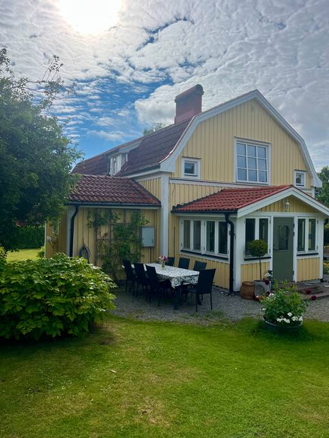 Yellow Villa in Hulevik, next to Åsnens National Park