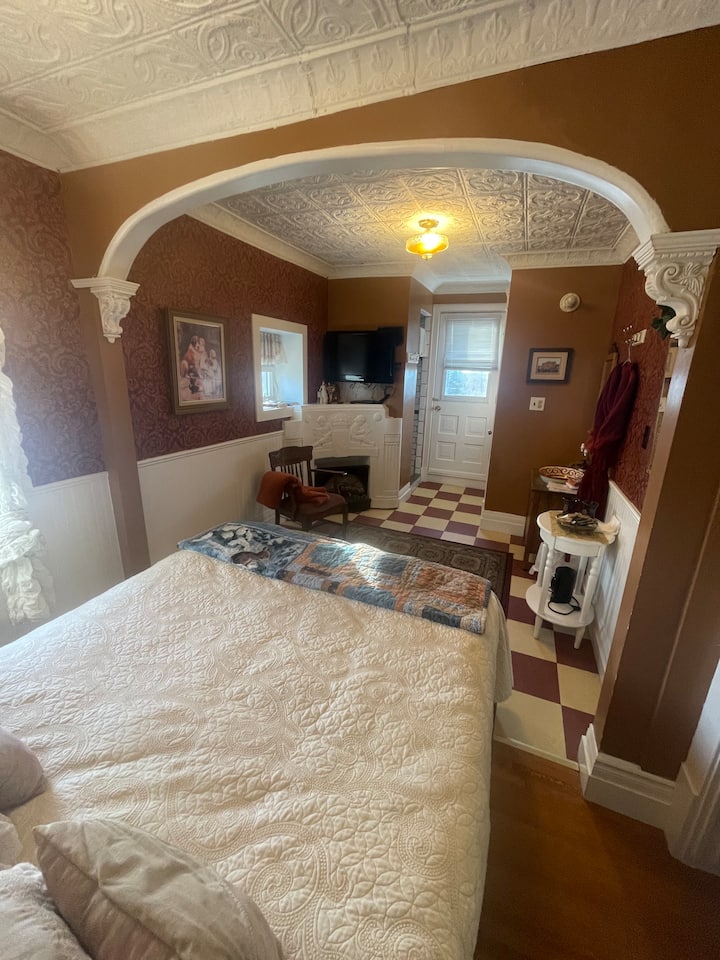 The Balcony Room @ Wakamow Heights B&b - Moose Jaw