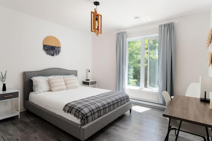 The main-floor bedroom offers amazing forest views. Wake up in the heart of nature.
-
Wake up in the heart of nature, with a soothing view of the forest.
