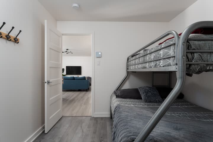 Bedroom 3 offers bunk beds with a twin bed on the bottom and a single bed on top, perfect for families or friends.
-
The third bedroom offers a bunk bed with a single bed at the bottom and a single bed at the top, ideal for families or groups of friends.