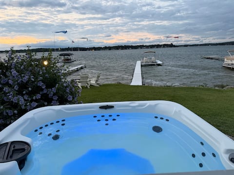 Lakefront Getaway: Private dock, HOT TUB & kayaks