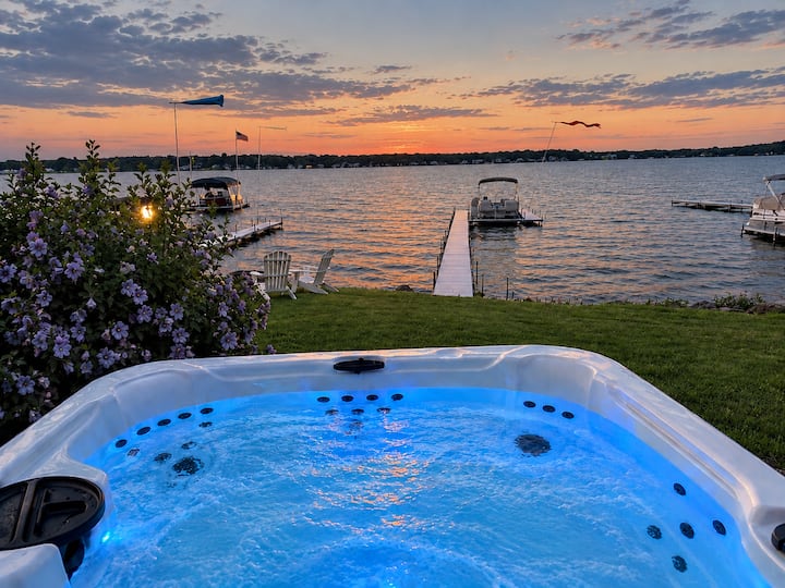 Lakefront Getaway: Private dock, HOT TUB & kayaks