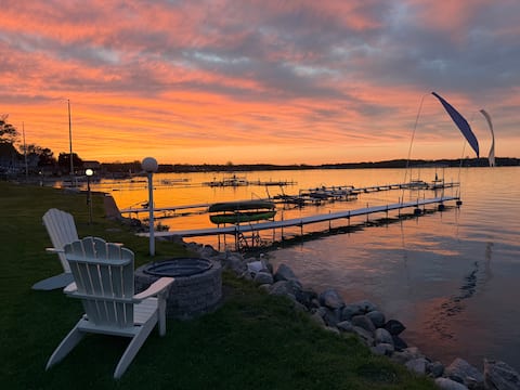 Beautiful Lakefront Getaway: Private dock & kayaks