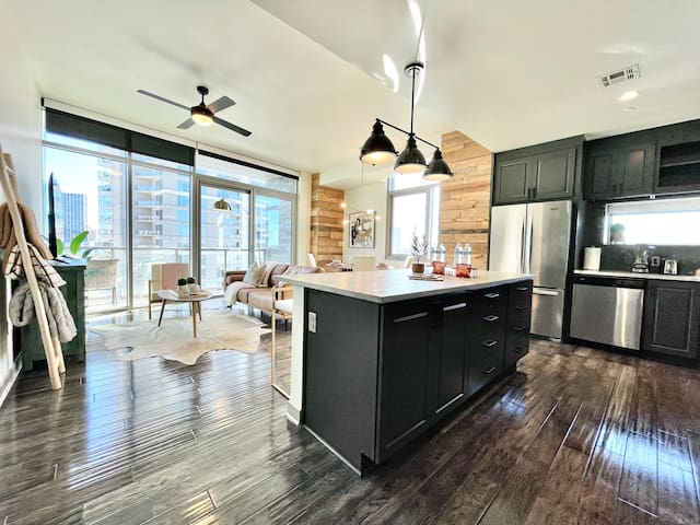 Downtown 2BR Comfy, Pool, Gym, Free Parking