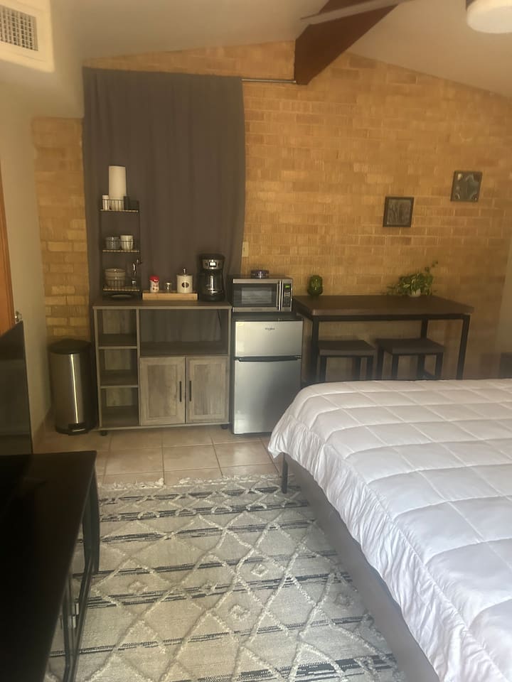 Comfortable King Suite Near Mountain Ave Bike Path - Tucson, AZ