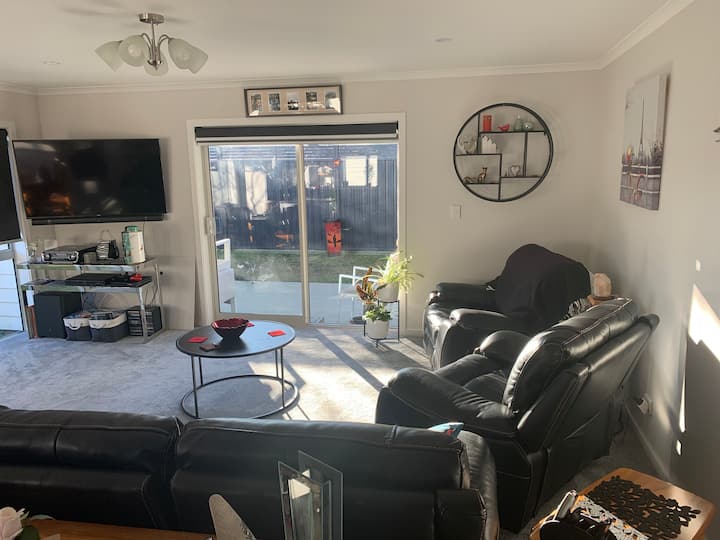 Spacious Townhouse 2 Bedrooms - インバーカーギル