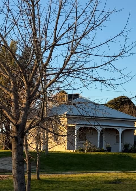 House in Young Walk to pool, Main St, shops. Pets