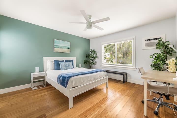 просторна спалня с двойно легло „King Size“