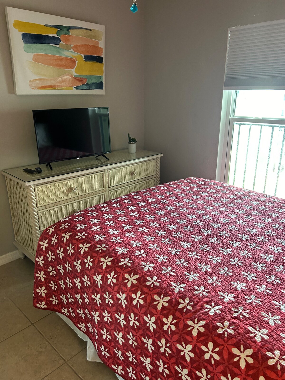 Lit queen size avec télévision à écran plat Roku 