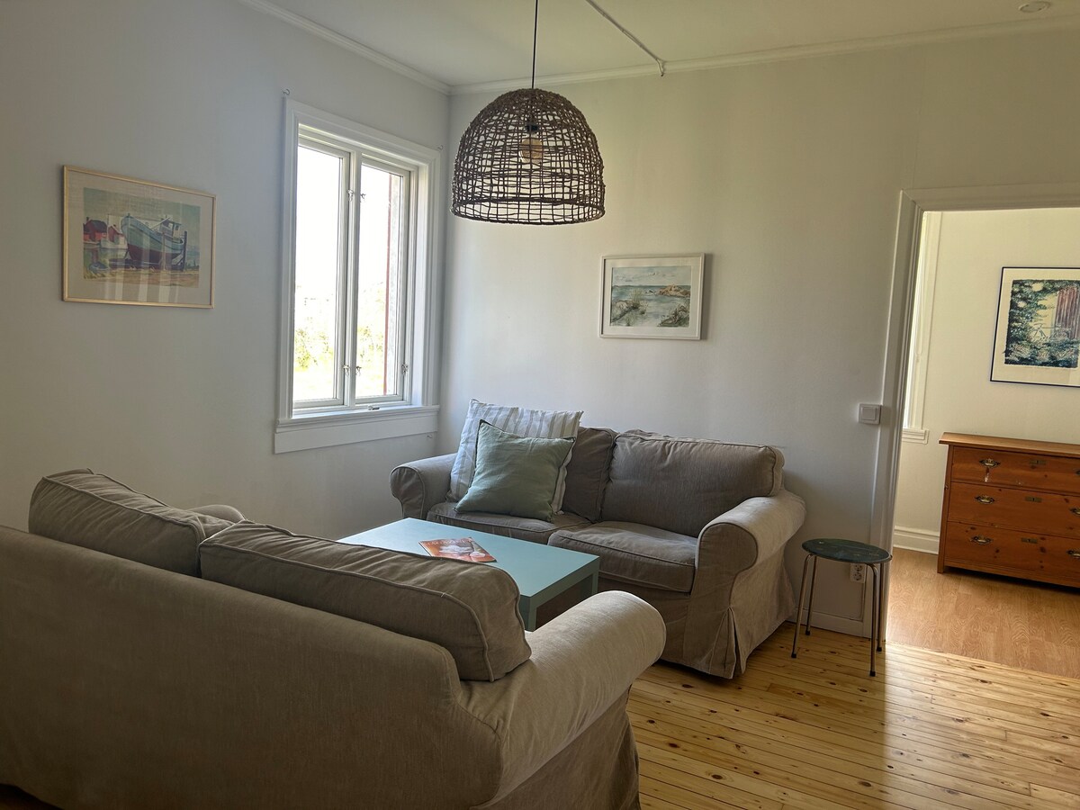  ห้องนั่งเล่นพร้อมโซฟา 2 ที่นั่งที่สะดวกสบาย 2 ตัวห้องครัวและห้องนอนพร้อมเตียงกว้าง 180 ซม. ในการจัดวางที่โปร่งโล่ง 