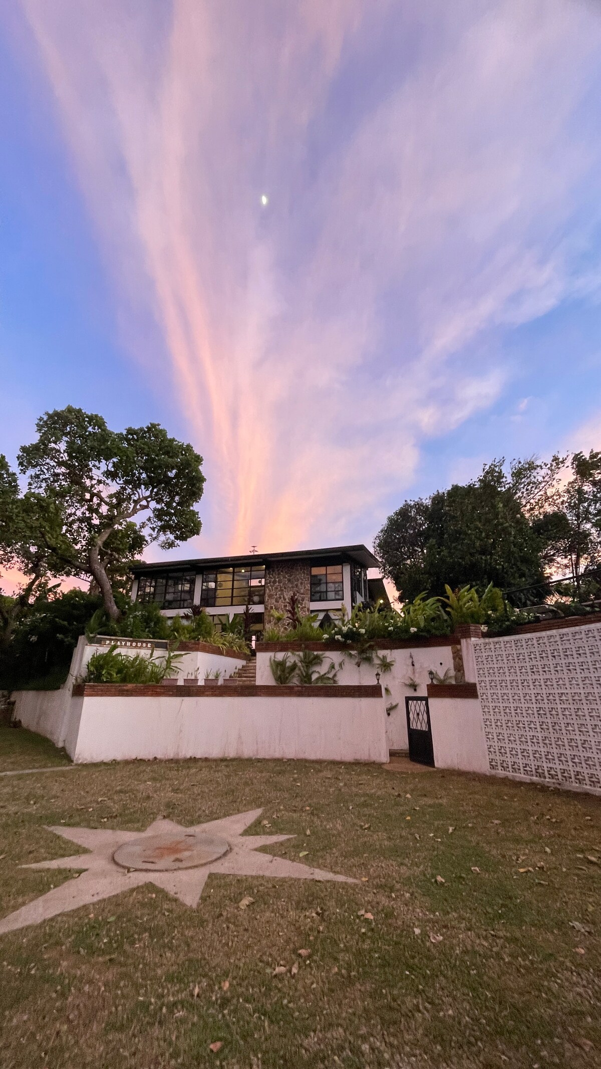 Stunning Mountain Home, Batulao, Calaca, Batangas Villas for Rent in