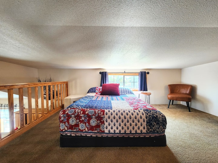 小屋睡眠阁楼的2号全尺寸床