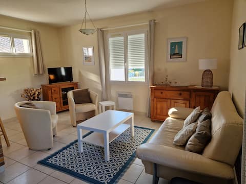 Popular Airbnb listing: Quiet neighborhood 2-bedroom apartment 50 m from the lake, 700 m from the beach in Saint Palais Sur Mer