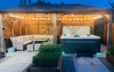 Large house near Snowdonia (Hot tub)