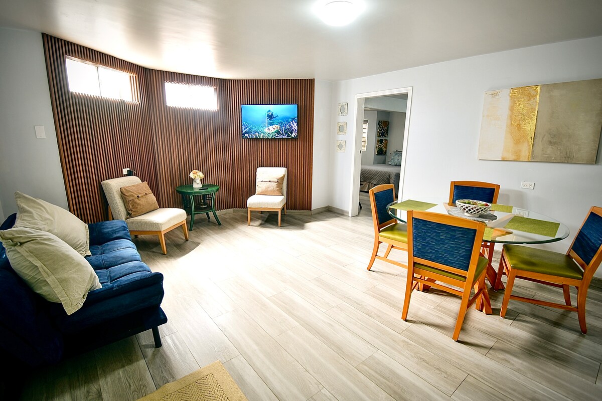 Top Airbnb: Centrally located 5 min to the pier, 10 min to downtown, bars, beach, in Ensenada