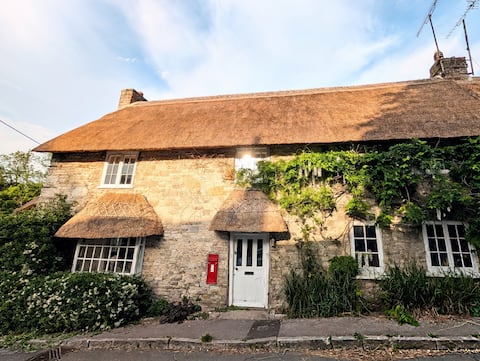 Quaint Thatched Coastal Cottage