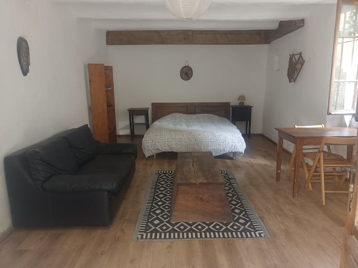 Queen-size bed with a table, 2 chairs, a sofa, a coffee table, a shelf and access to the shower room via a one-metre corridor on the left. Very cool room, even with the windows open.