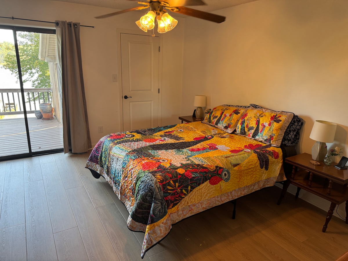 主卧配有套内卫生间，可欣赏湖景，可步行前往上层甲板！ 