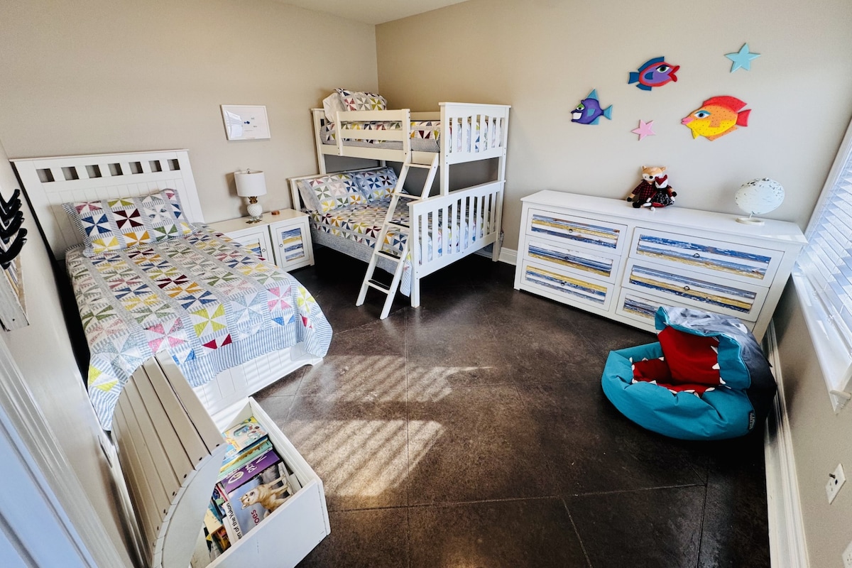 海滨单元的第三间卧室（ 1间双床房， 1张双人床上双层床）。
适合儿童 
双层床
儿童
家庭