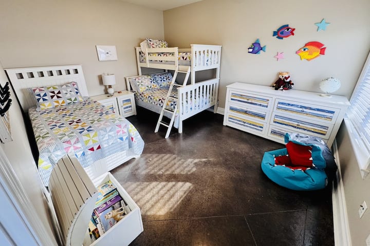 Third bedroom (1 twin, 1 twin over double bunk bed) in the Seashore Unit.
Kids friendly 
Bunk beds
Children
Family
