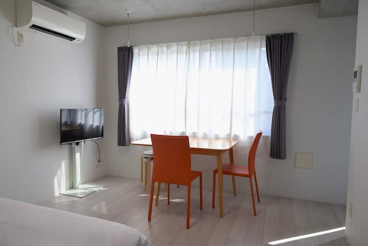 房源简约明亮明亮。无论是单身人士还是一群朋友，都可以舒适入住。