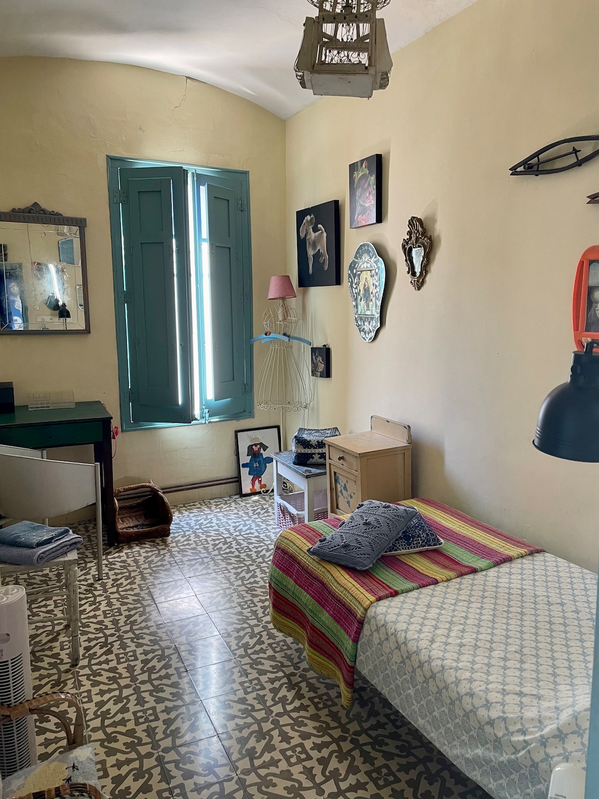 Dormitorio 4:  con cama individual, de nuevo  con techo abovedado alto y piso de baldosas.