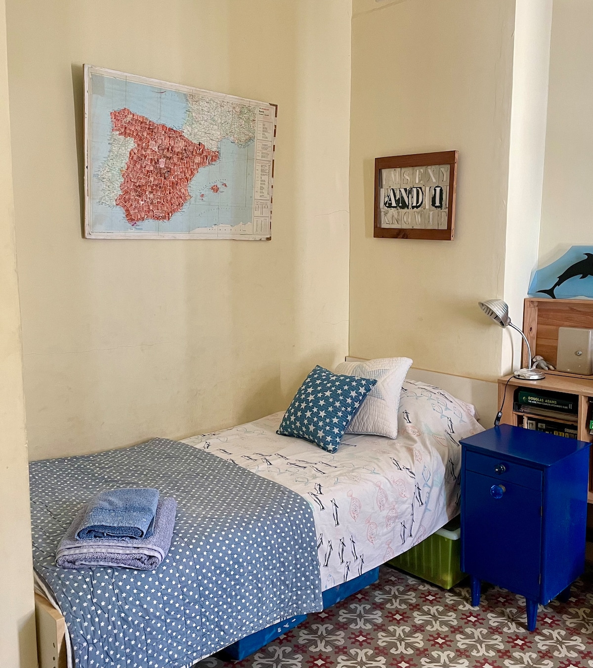 Dormitorio 3:  con cama individual, de nuevo con techo abovedado alto y piso de baldosas.