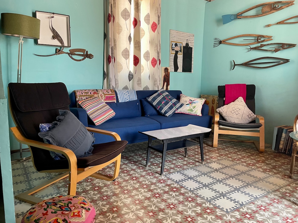 Sala de estar en el piso superior con sofá y sillas cómodas.