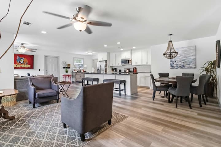 Spacious Renovated Home With Fenced Yard - Springdale, AR